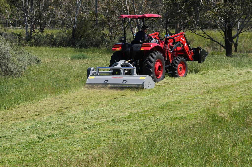Our largest heavy duty flail mower with hammer blades suits tractors from 90hp-120hp.