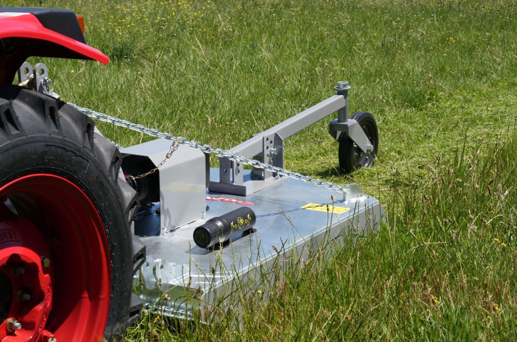 The AGMAX SL120Z galvanised slasher in action.