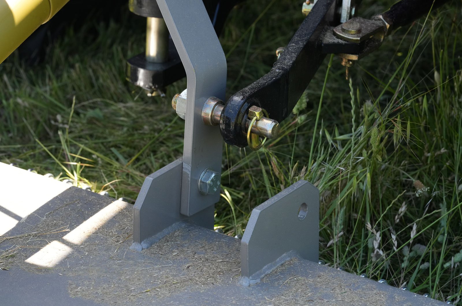 AGMAX-Standard-Slasher-SL135-2 The slasher connects to your tractor via three point linkage.