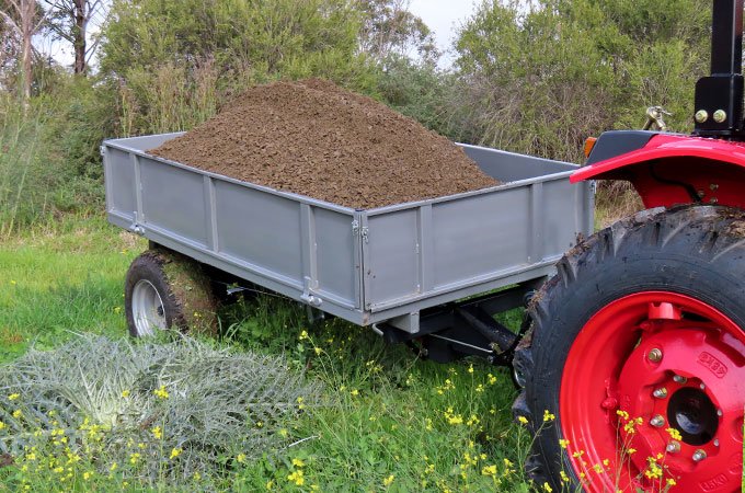 Perfect for firewood, the AGMAX tipping trailer accepts a 1-ton payload.