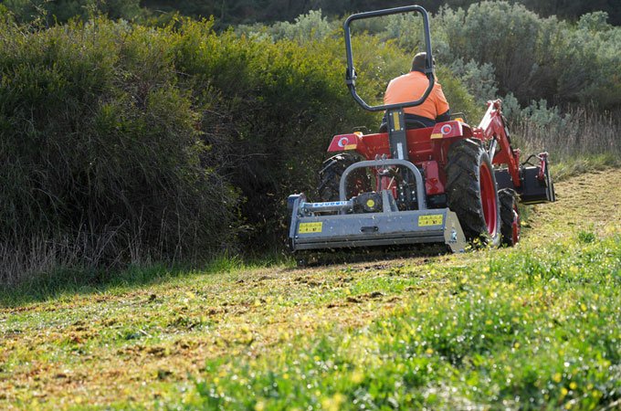 AGMAX-Tractor-Flail-Mower-5 The 125cm AGMAX flail mower with an 18-35hp tractor is a powerful combination.