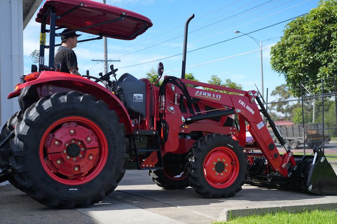 APOLLO 704 -70hp, 4WD tractor with 4-in-1 loader.